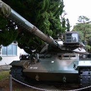 構内に展示されていた74式戦車
