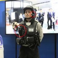 「ALSOKハイパーセキュリティガード」の警備員。顔周辺にウェアラブルカメラ、胸にウェアラブル端末を装着している（撮影：防犯システム取材班）