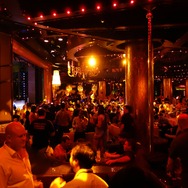 Rapid7 が開催したパーティーは、ラスベガスの中でも豪華な Wynn ホテルの XS Night Club で開催された。プールサイドのクラブで行われるパーティーは 1,000 人以上は参加していたと思われる。