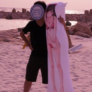 日本を代表するセキュリティ・カンファレンスは温泉地で開催される。5月に開催される白浜シンポジウムでは南紀白浜のビーチがもう海開きしている。ビキニ姿の彼女がまぶしい1枚だ。