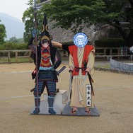 最後は熊本城で加藤清正公と宮本武蔵の顔出し看板での記念写真！さすがに彼女も顔出し看板は恥ずかしそうで、照れた表情だ。