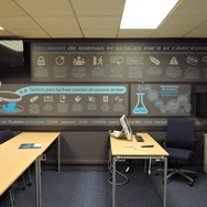 デロイト スペイン マドリード CyberSOC Academy 教室壁面のインフォグラフィック