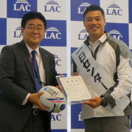 委嘱式での山田章仁選手（右）と西本逸郎氏（左）