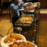 会場では朝ご飯、10時のオヤツ、昼ご飯、3時のオヤツなどが提供される。（上野 宣）
