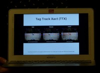発砲のタイミングを計るTagTrackXactシステム。（プレスルームでの公開）