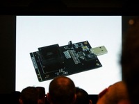 発表時のスライド。ハード、ソフト両方のリバースエンジニアリングを解説。