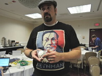 この日のRyan氏は、ファインマンが大きく描かれたTシャツを着ていた。