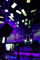 Optiv 社が開催したパーティーは、BlackHat と同じマンダレイベイ内にある LIGHT Night Club で開催された。クラブミュージックが鳴り響く中、派手なショーが行われた。もちろんお酒は飲み放題である。