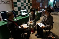 実行委員の高橋郁夫弁護士と突発的にカスペルスキーブース前で行われた意見交換