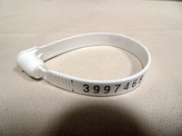 Tamper-Evident Villageでは一度締めたら明けられない封印を綺麗に開けて、また元の状態に戻すゲームだ