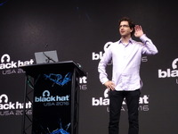BlackHatのオープニングで挨拶をするオーガナイザーのジェフ・モス氏