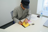 新刊「原発サイバートラップ」にサインする一田和樹氏
