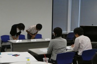 深々としたお辞儀から始まった模擬会見