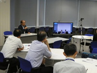模擬会見の終了後、鈴木氏が総括