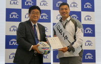 委嘱式での山田章仁選手（右）と西本逸郎氏（左）