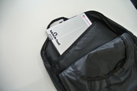 PCやタブレット収納可能なクッションポケット付き