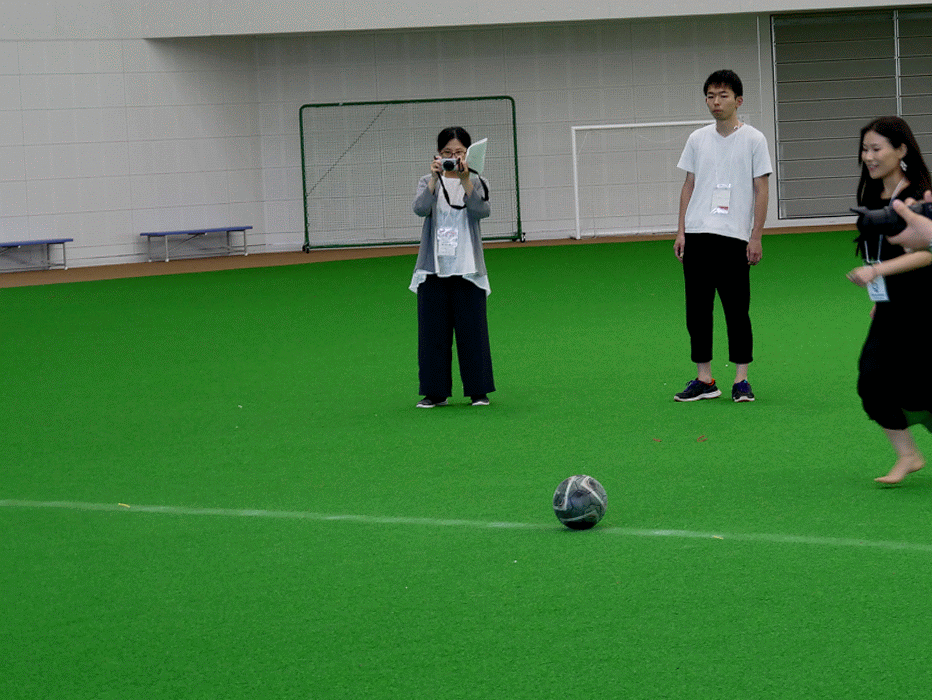 グラウンドも競技に活用された。「ボーナスステージ」でのシュートで得られるメリットに、真剣そのもの