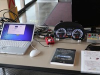 机上演習に使われた実験環境。メーターパネルは実際の車両の部品