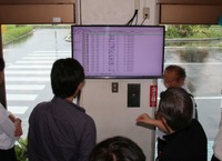 パケットアナライザの画面の見方を解説する井上 准教授
