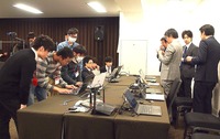最終審査会当日、会場後方に用意された環境に準備してきたWAFをデプロイする。左手で作業する参加チームだけでなく、環境を用意したMBSD側にも緊張が走る