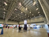 2 年ぶりのフィジカル開催となった Interop Tokyo 2021、写真は開催初日、開場直後のまだ人がまばらな幕張メッセ会場