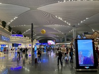 ふつうに乗客でにぎわうイスタンブール空港（ただしパスポートコントロール外なので国内ではない
