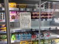 2025年5月：マンチェスターのコープ店舗が、棚の在庫が半減している状況下で食品の供給不足を警告