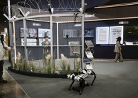 国境警備システム。ロボットとの組み合わせで初動対応の幅と機能を拡大させる。万が一のときでも人的被害を減らせる