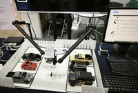駐車場の統合監視カメラシステムの模型。火災や事故の他、空きスペースの確認、予約、課金、車両の入退室管理も可能。
