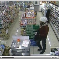 桶川市内で発生したコンビニ強盗事件の防犯カメラ映像を公開(埼玉県警)